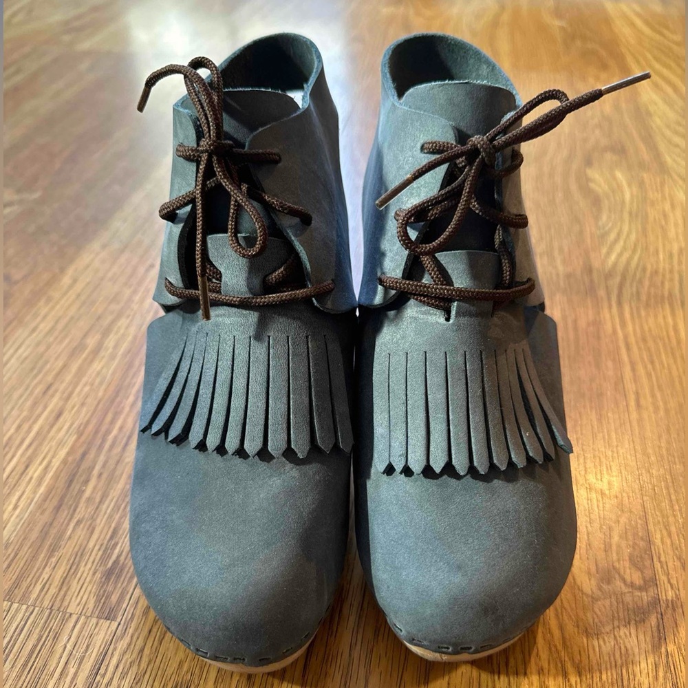 Bryr clogs in peacock